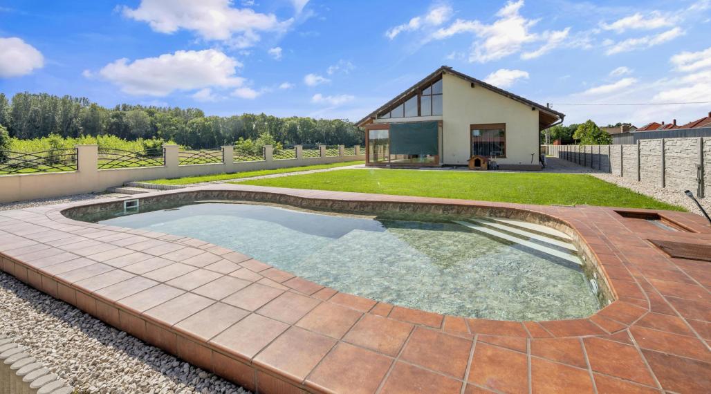 Na predaj exkluzívny rodinný dom s bazénom v obci Máriakálnok