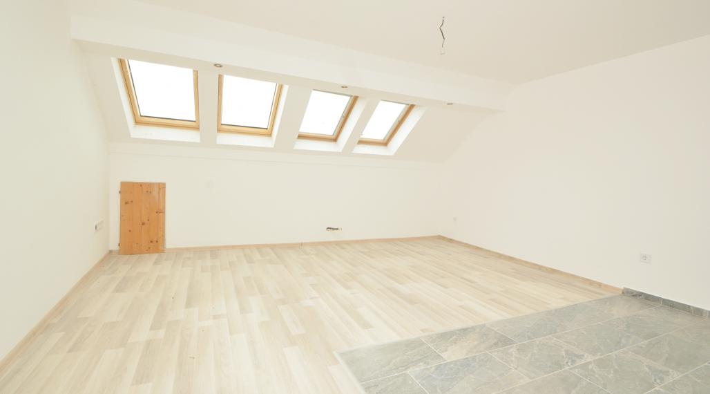 Predaj 3i byt s 213 m2 pozemkom, pivnicou, Bezenye