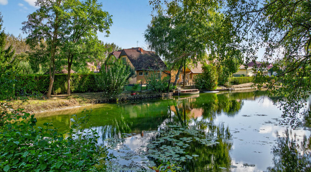 EXKLUZÍVNE NA PREDAJ DOM PRI DUNAJI– PRIAMY PRÍSTUP K VODE, DVA APARTMÁNY, VÝNIMOČNÁ POLOHA