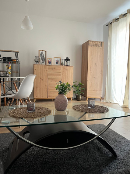 Prenájom, zariadený 1i byt s predzáhradkou a s vyhradeným parkovacím miestom, Rajka