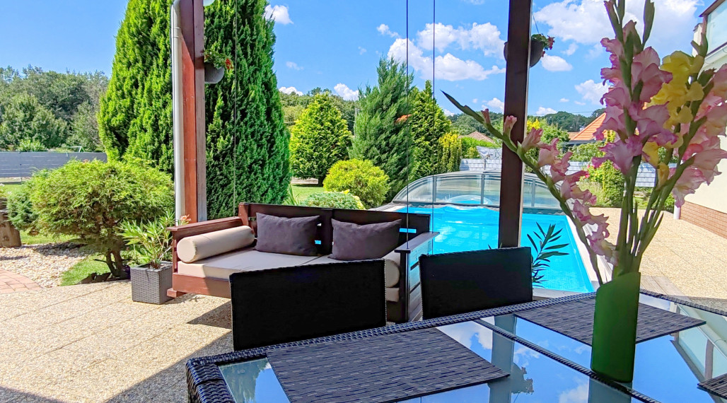 Predaj 5i rodinný dom s bazénom a saunou, pozemok 1452 m2, Máriakálnok