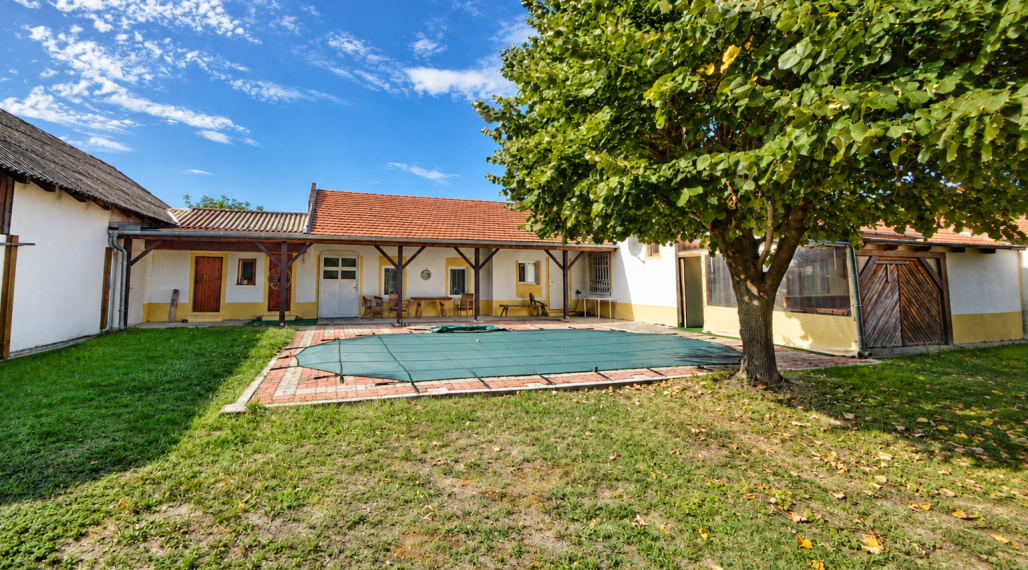 Predaj rodinný dom, sauna, bazén, 1 996 m2 pozemok, Feketeerdő
