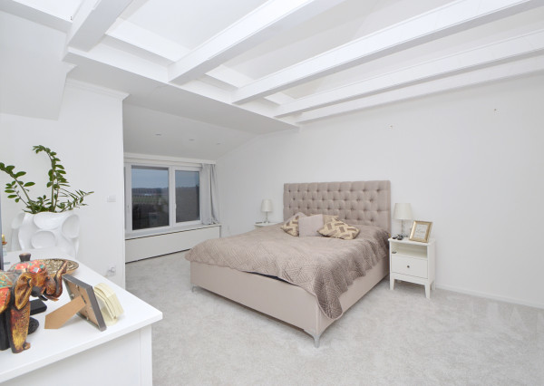 Predaj priestranný 5i rodinný dom s pivnicou, garážou a bazénom v starej časti Rajky, Rajka