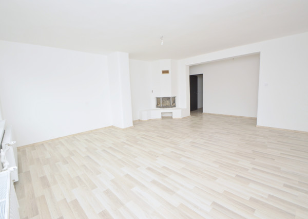 Predaj 3i byt s 260 m2 pozemkom, garážou a pivnicou, Bezenye