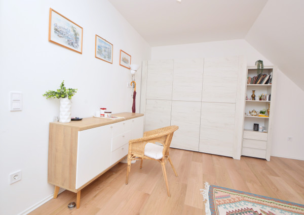 Predaj priestranný, zariadený 2i byt s 7,15 m2 terasou, pivnicou a s vyhradeným parkovaním, Rajka