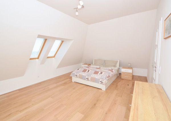 Predaj priestranný, zariadený 2i byt s 7,15 m2 terasou, pivnicou a s vyhradeným parkovaním, Rajka