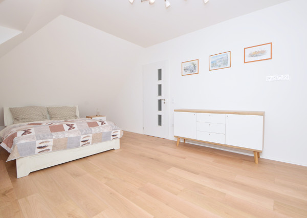Predaj priestranný, zariadený 2i byt s 7,15 m2 terasou, pivnicou a s vyhradeným parkovaním, Rajka
