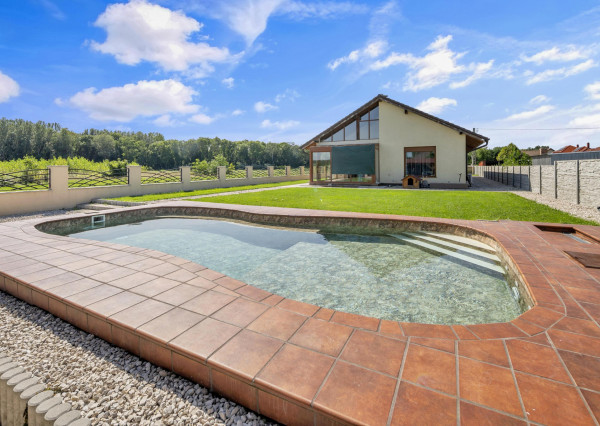 Na predaj exkluzívny rodinný dom s bazénom v obci Máriakálnok