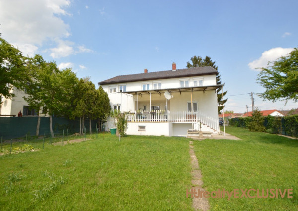 EXKLUZÍVNE - Predaj priestranného RD v starej časti Rajky