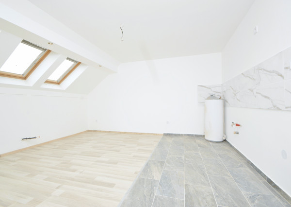 Predaj 3i byt s 213 m2 pozemkom, pivnicou, Bezenye