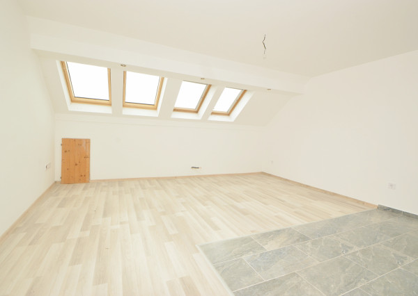 Predaj 3i byt s 213 m2 pozemkom, pivnicou, Bezenye