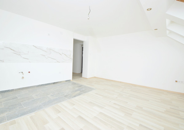 Predaj 3i byt s 213 m2 pozemkom, pivnicou, Bezenye