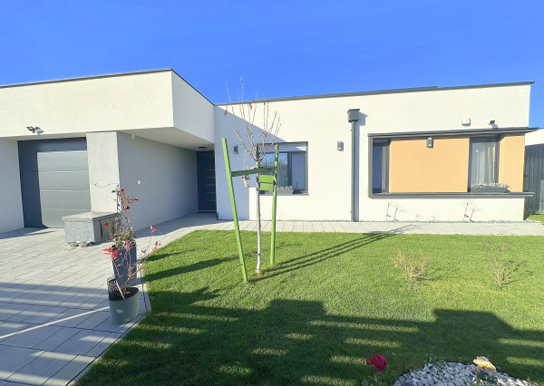 Predaj priestranný 4i RD, garáž, zimná záhrada, pozemok 513 m2, Mosonmagyaróvár