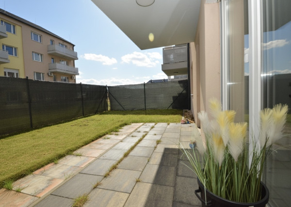 Predaj priestranný 3i byt s predzáhradkou v novostavbe, Rajka