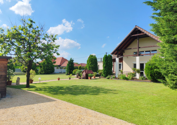 Predaj 5i rodinný dom s bazénom a saunou, pozemok 1452 m2, Máriakálnok