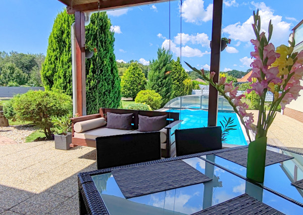 Predaj 5i rodinný dom s bazénom a saunou, pozemok 1452 m2, Máriakálnok