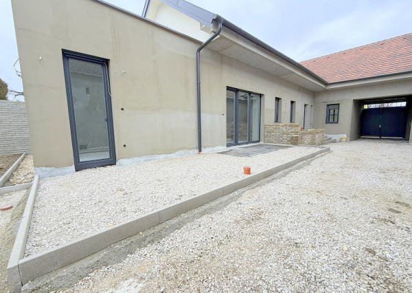 Predaj 4i rodinný dom 132 m2, pozemok 654 m2, pivnica, Levél