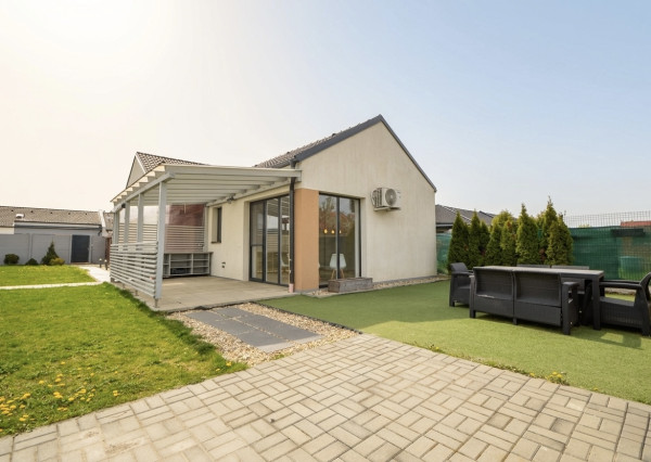 EXKLUZÍVNE - Predaj, 4i rodinný dom na rožnom pozemku, 389 m2 pozemok, Rajka