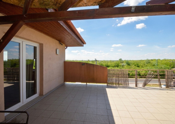 Predaj slnečný 2-izbový byt s veľkou 30 m2 privátnou terasou v Rajke