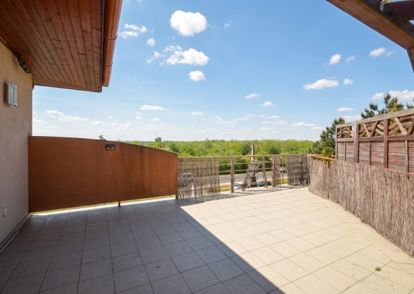 Predaj slnečný 2-izbový byt s veľkou 30 m2 privátnou terasou v Rajke