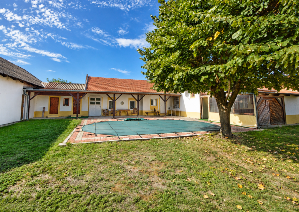 Predaj rodinný dom, sauna, bazén, 1 996 m2 pozemok, Feketeerdő