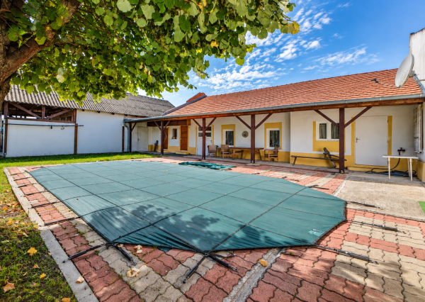 Predaj rodinný dom, sauna, bazén, 1 996 m2 pozemok, Feketeerdő