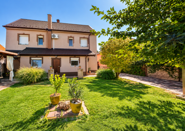 Predaj dvojgeneračný rodinný dom, garáž, bazén, pozemok 896 m2, Hegyeshalom