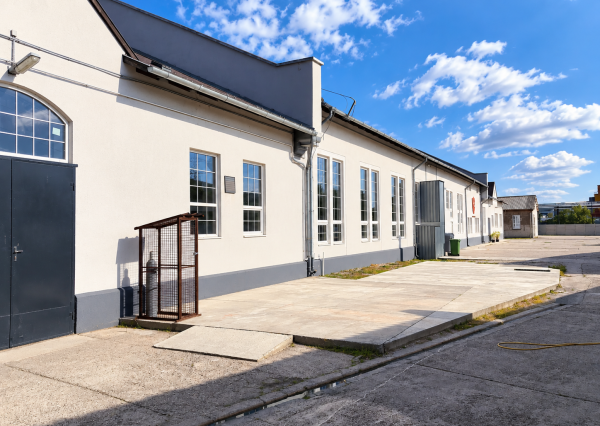 Na prenájom  priemyselná/skladová a výrobná hala 1 400 m² v Mosonmagyaróvári