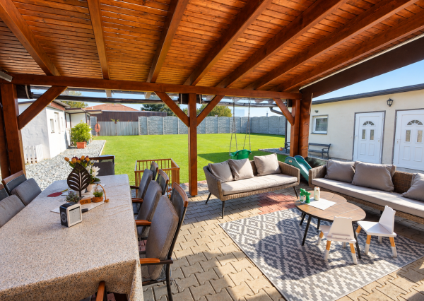 Predaj 3i rodinný dom, dvojgaráž, 1 061 m2 pozemok, Mosonszolnok